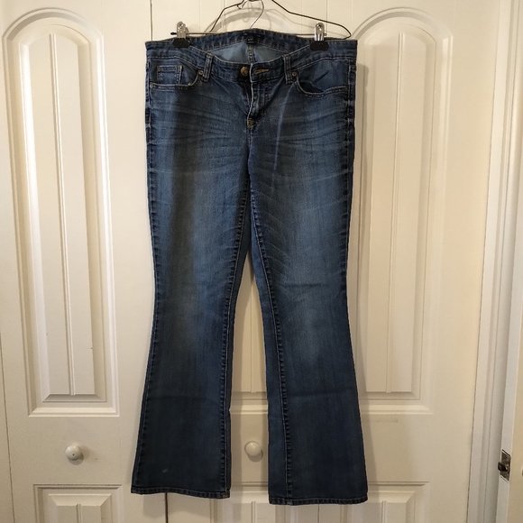 10 Gap bootcut mid wash jeans whisker detail - Picture 2 of 7